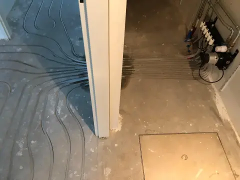 Vloerverwarmingen onder muur door